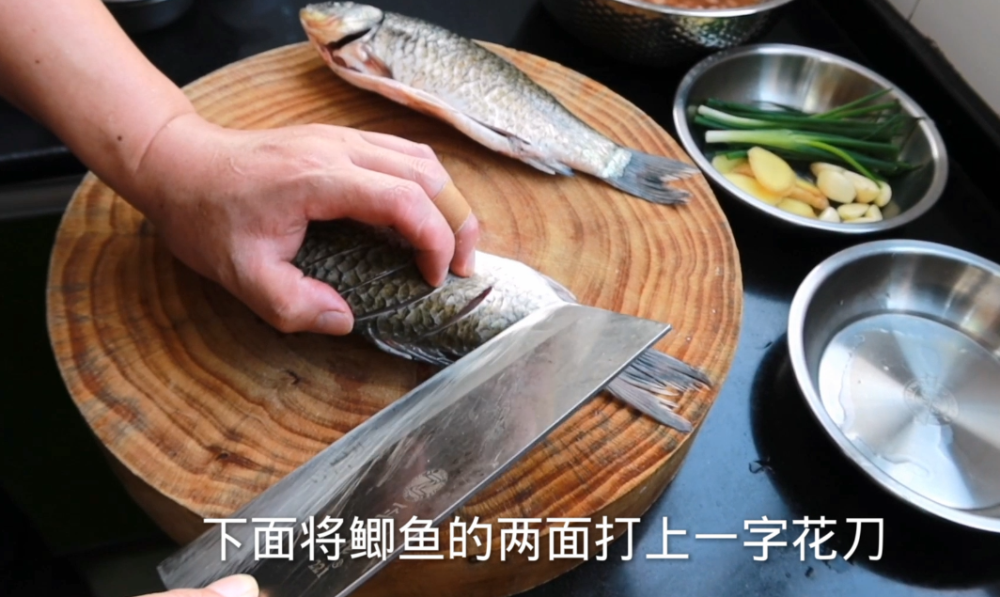 2.将宰杀洗净的鲫鱼两面打上一字花刀备用