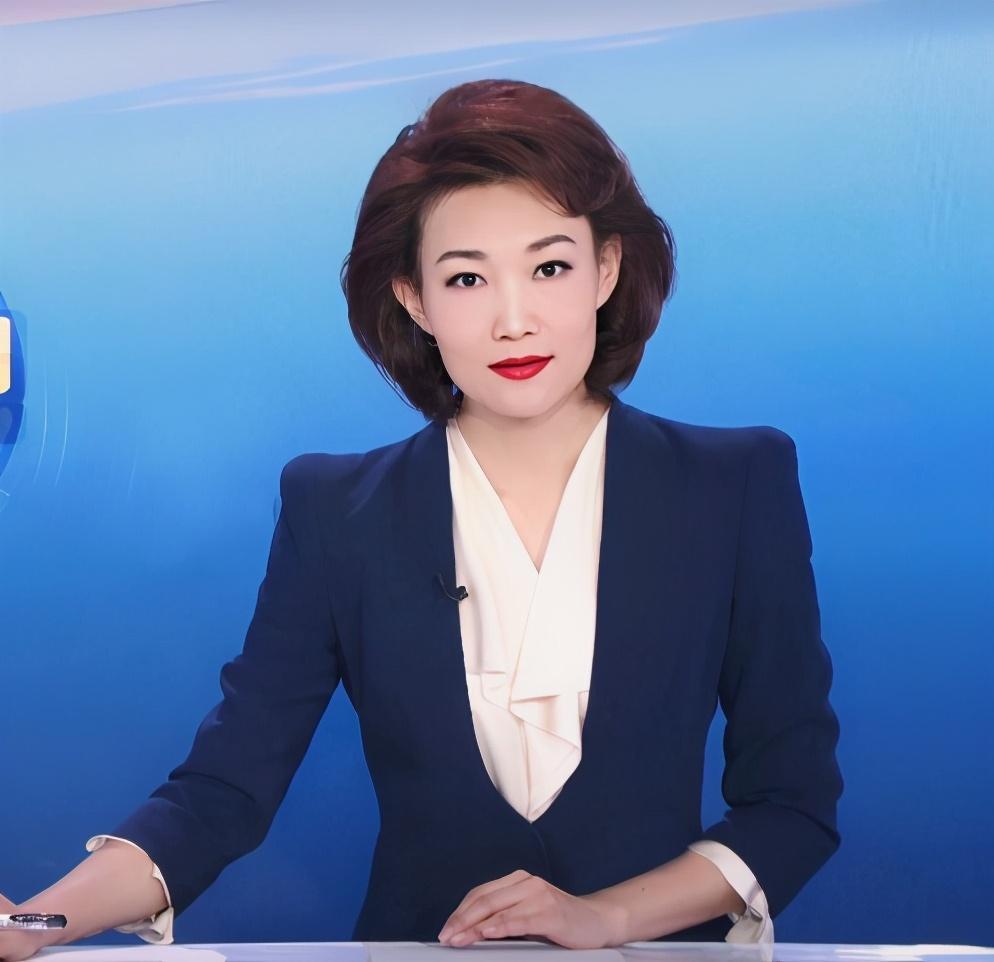 央视天团放飞自我!尼格买提抱起撒贝宁,1米75的李梓萌美到犯规