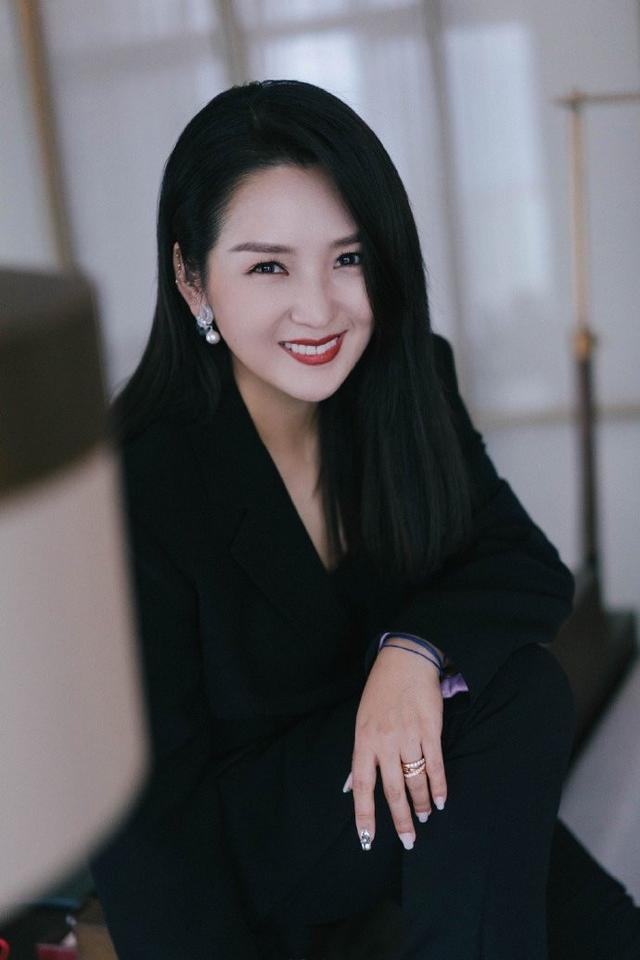 秋天适合什么颜色?何洁的"黑色穿搭"不要错过了,时尚又简约