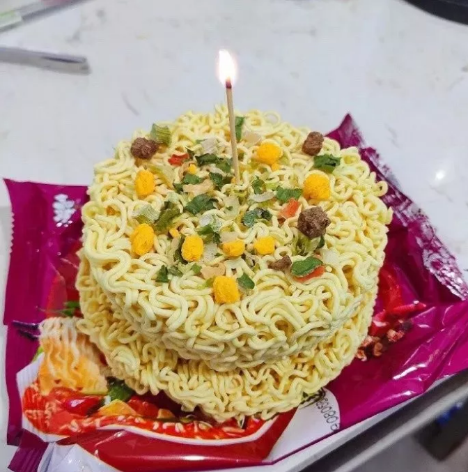 这位网友本来想卖一下惨,自己生日却只能吃这样寒酸的蛋糕,但是却被
