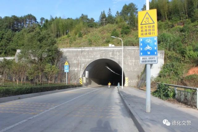 往右行駛至掉頭處往鳳凰山隧道,中間路段不可逆向行駛,路段設有標誌牌