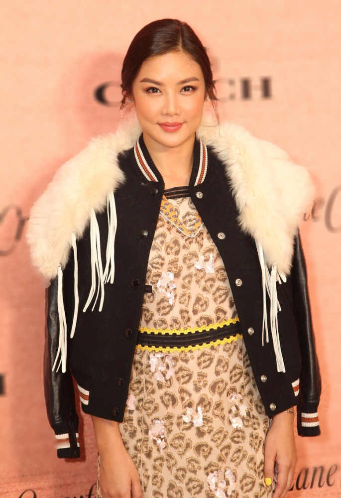 40岁的乐基儿贵妇范十足棒球服搭配印花连衣裙气质真是绝了