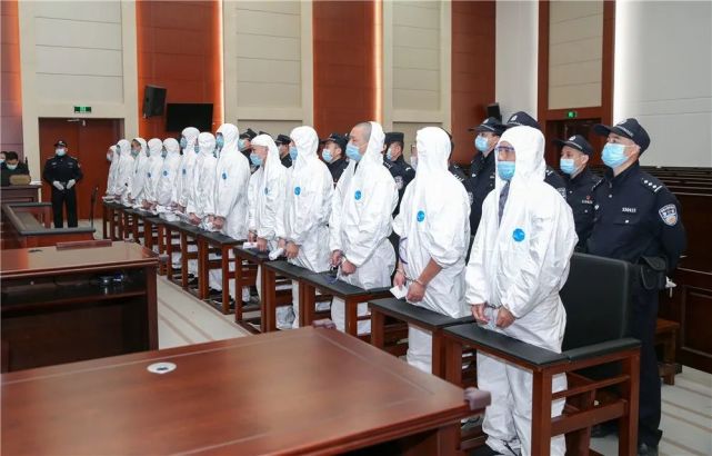 扫黑除恶嵇晓鸣等13人涉黑案一审公开开庭审理