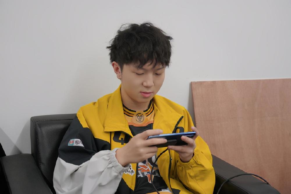 比如, qg杰杰,qg.向鱼等人.只是他们苦于没有上场表现的机会.