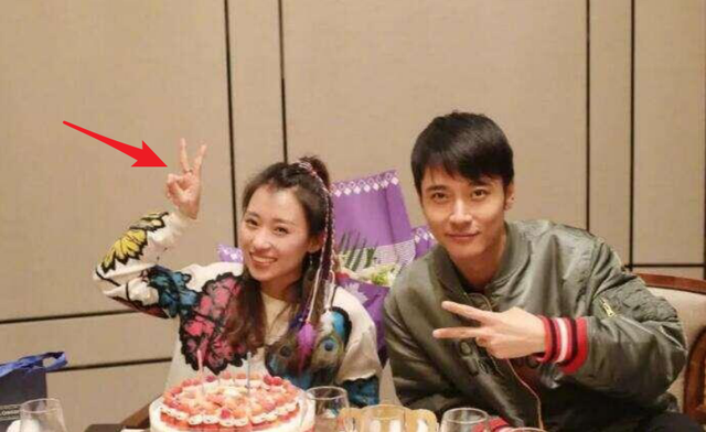 张丹峰|洪欣感情成谜，毕滢晒照温婉清纯，仍戴与张丹峰合照时的戒指和项链