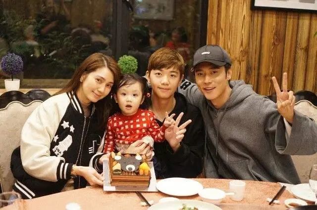 张丹峰|洪欣感情成谜，毕滢晒照温婉清纯，仍戴与张丹峰合照时的戒指和项链