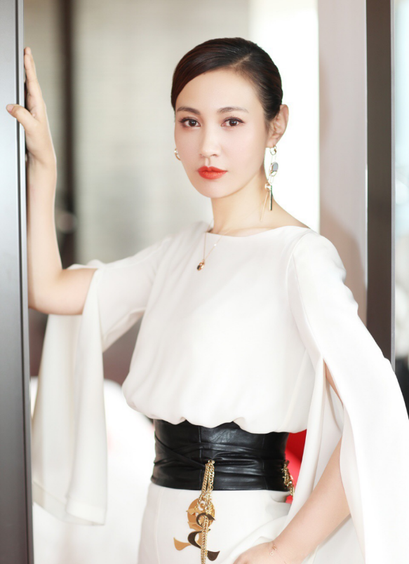 杨雪的颜值有保证40脸蛋依旧白皙紧致穿身绿西装真是显嫩