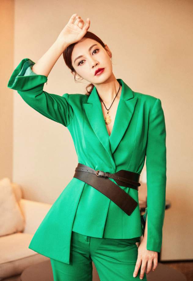 杨雪的颜值有保证40脸蛋依旧白皙紧致穿身绿西装真是显嫩