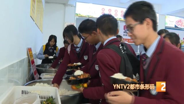 为了厉行节约,在学生用餐时段,天人中学还会组织值周老师来到食堂进行