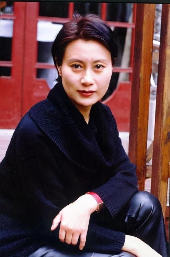 文佩扮演者64岁徐幸穿旗袍搭珍珠项链精致高贵照穿洋气