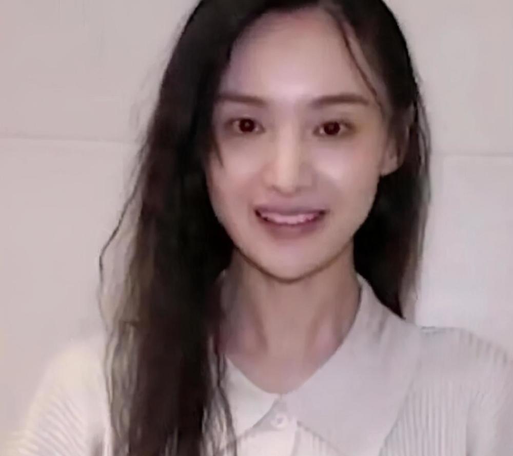 郑爽|郑爽妈妈不满女儿被黑发文：她是挡着某些人的路爽爸与餐饮公司欠税无关
