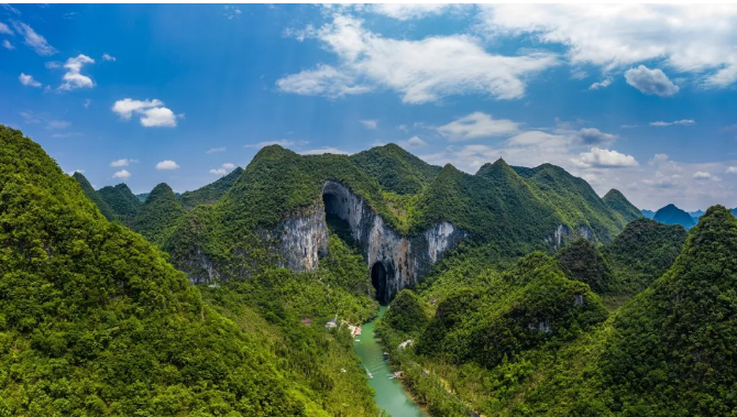 安顺拍客紫云格凸河阳光穿过山洞形成奇特光柱