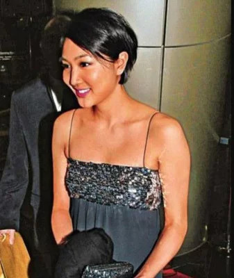 霍启刚妹妹霍思玮,可谓豪门千金里的一股清流,但至今未婚