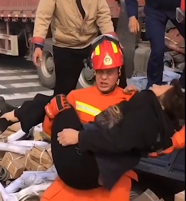 最有力的拥抱!消防员摔倒仍稳抱被困者,网友:最有安全感的抱抱