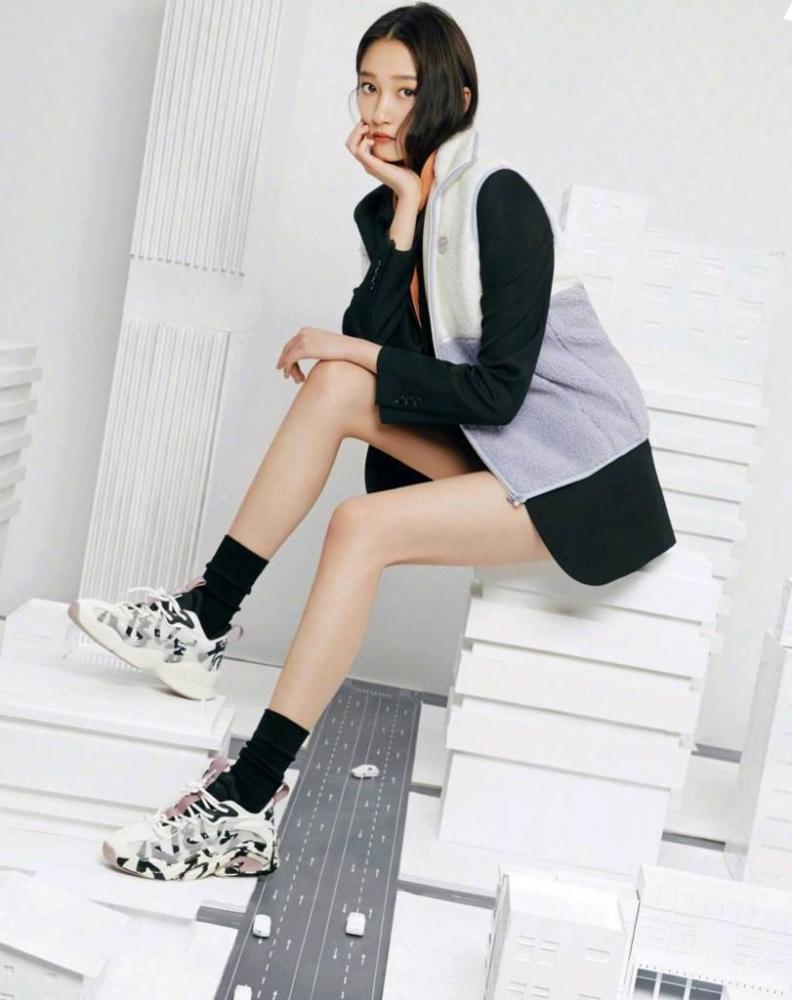 关晓彤羊毛连衣裙配白丝袜,逆天长腿超抢镜,端庄时尚又有魅力