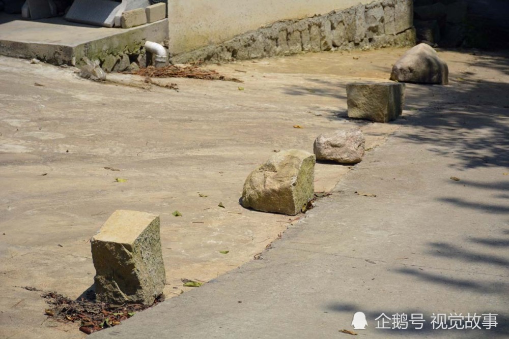 山村人家建漂亮楼房,屋前却放一排石头,"挡"回家路