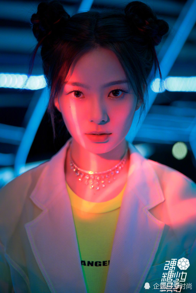 陈卓璇身着一袭黑色复古旗袍,蓝色蝴蝶暗纹点缀,精致优雅_腾讯新闻