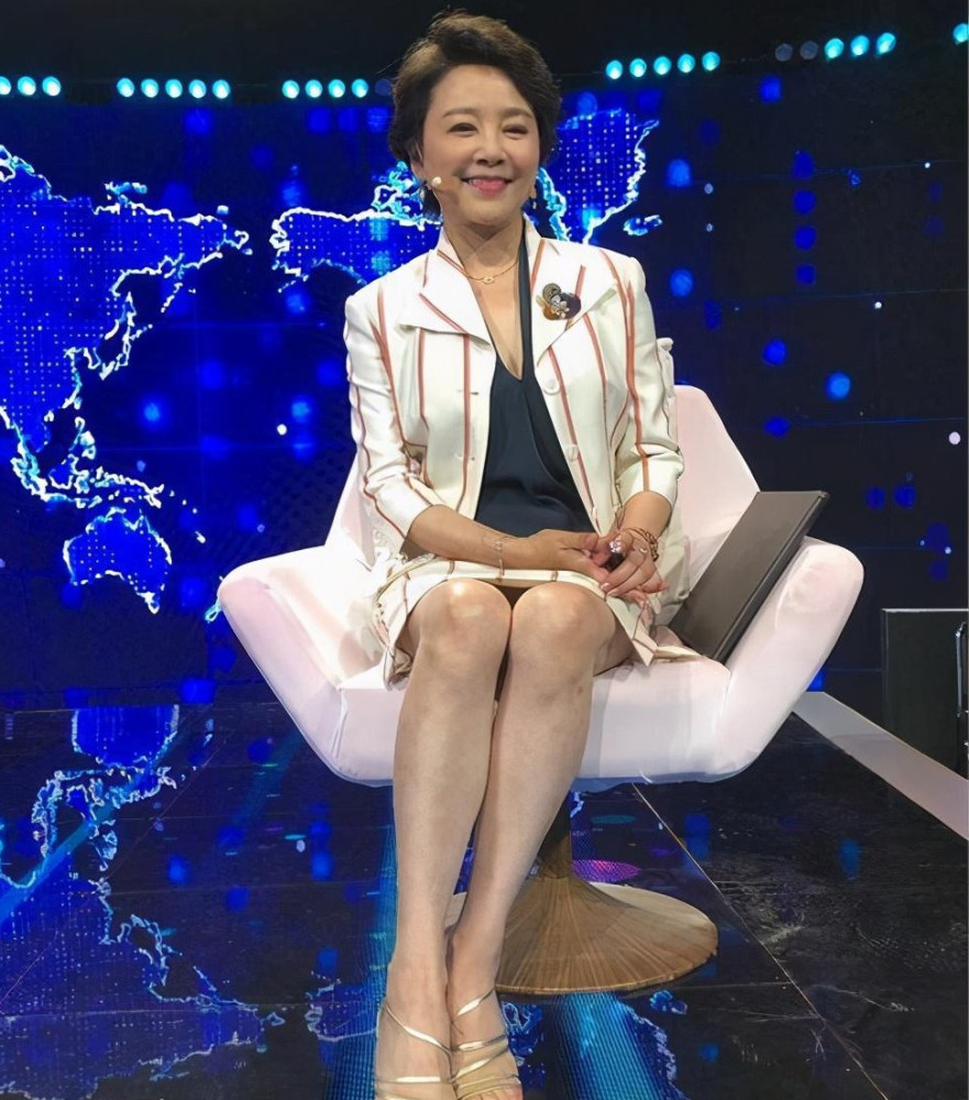 脚上搭配黑色尖头高跟鞋,与套装裙穿搭,形成经典的黑白配.