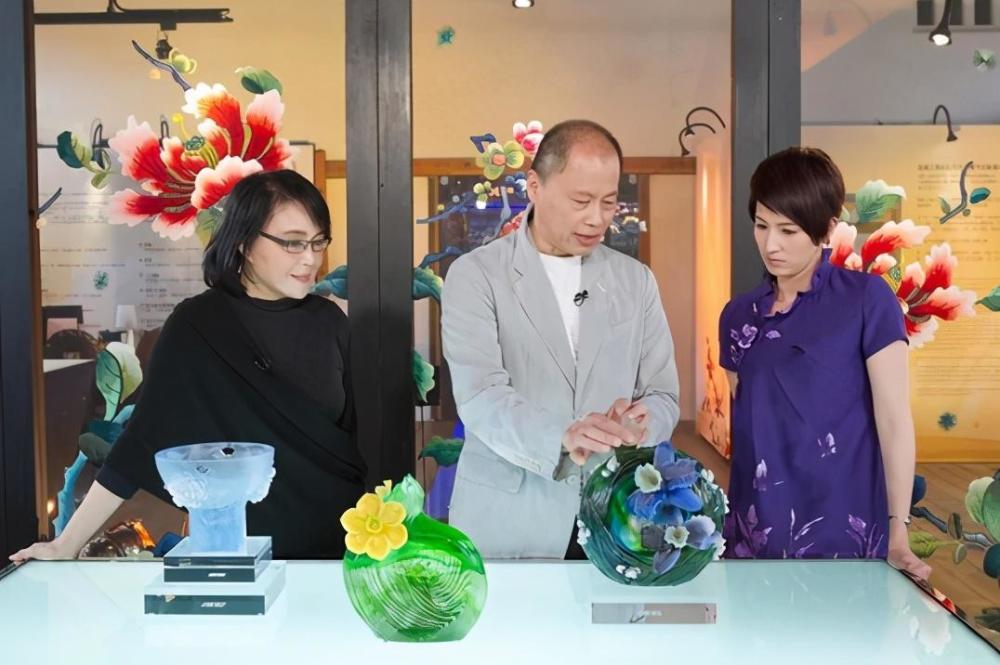 30多年来,张毅和杨惠姗两人一直相互扶持,开设琉璃工房,在另一领域一