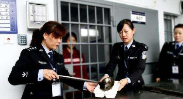 看守所的犯人是怎么吃饭的