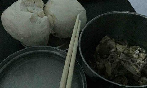 看守所的犯人是怎么吃饭的