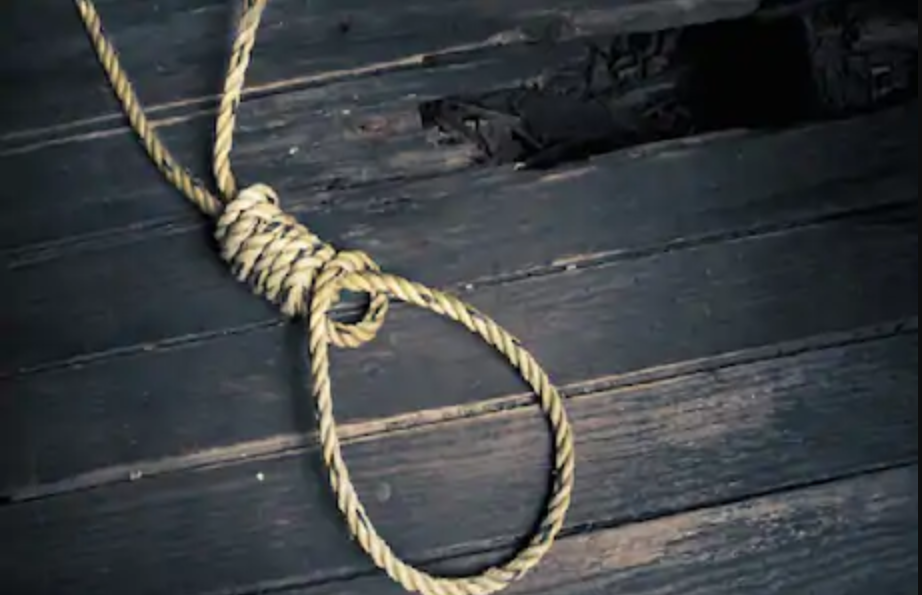 英国一女子因嫌自己长得丑在树林上吊自杀遗言称自己没开心过