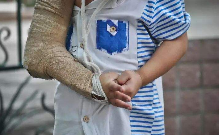 抚顺虐童案:天使之所以不幸,是因为诞生于魔鬼家庭_腾讯新闻