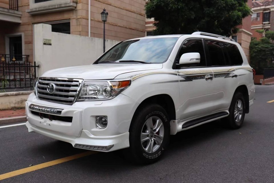 丰田酷路泽5700在外观和配置上有很明显的变化.