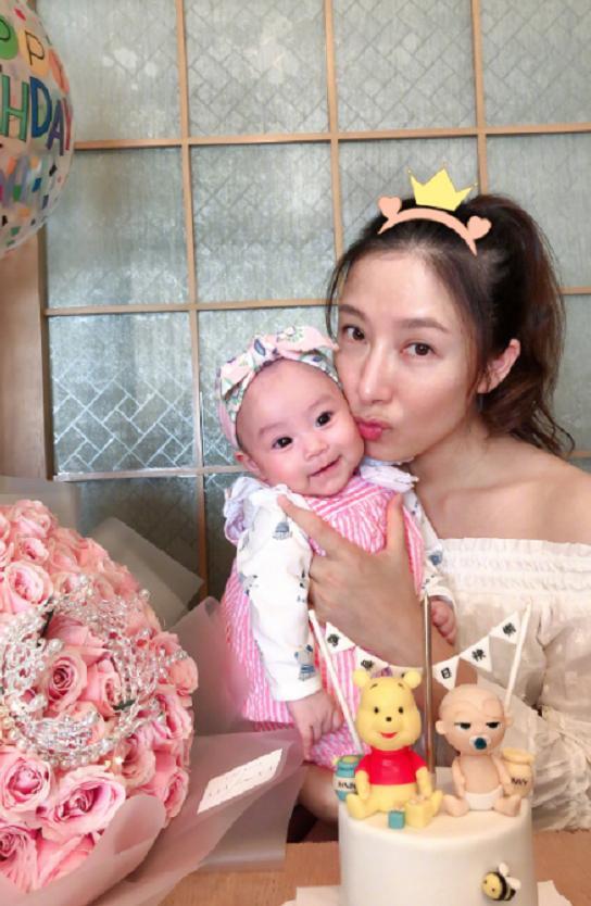 杨怡|杨怡晒女儿小珍珠近照，出生6个月睫毛超长，浓眉大眼像极罗仲谦