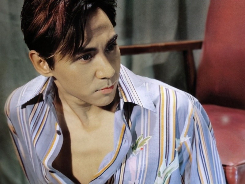 但黄凯芹绝对是香港乐坛最被低估的男歌手,外形儒雅,嗓音富有共情力