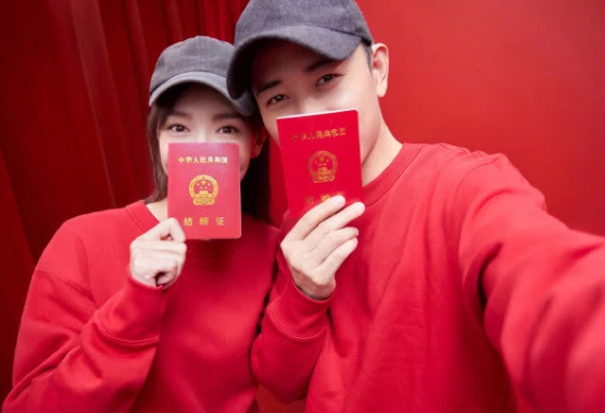 唐嫣|唐嫣晒玫瑰美照庆结婚两周年，罗晋忘开滤镜曝光她产后素颜