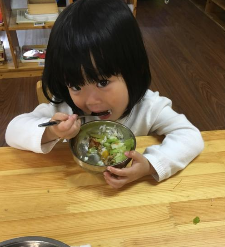 不喂娃吃饭就是自私培养宝宝独立吃饭好处多家长不要错过