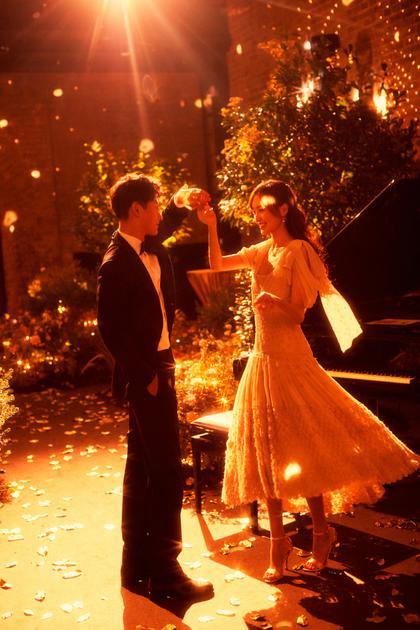 唐嫣|唐嫣晒玫瑰美照庆结婚两周年，罗晋忘开滤镜曝光她产后素颜