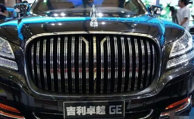 吉利新"车标"比奔驰亮眼,内饰堪比豪华机舱