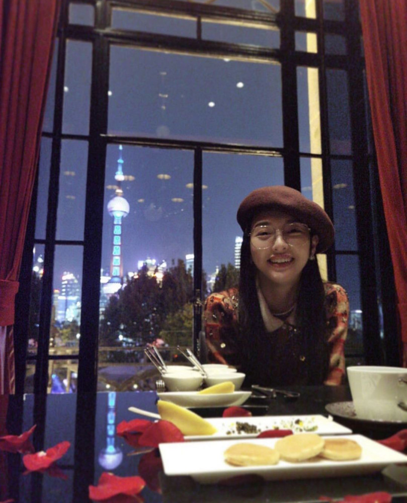 唐嫣|唐嫣晒玫瑰美照庆结婚两周年，罗晋忘开滤镜曝光她产后素颜