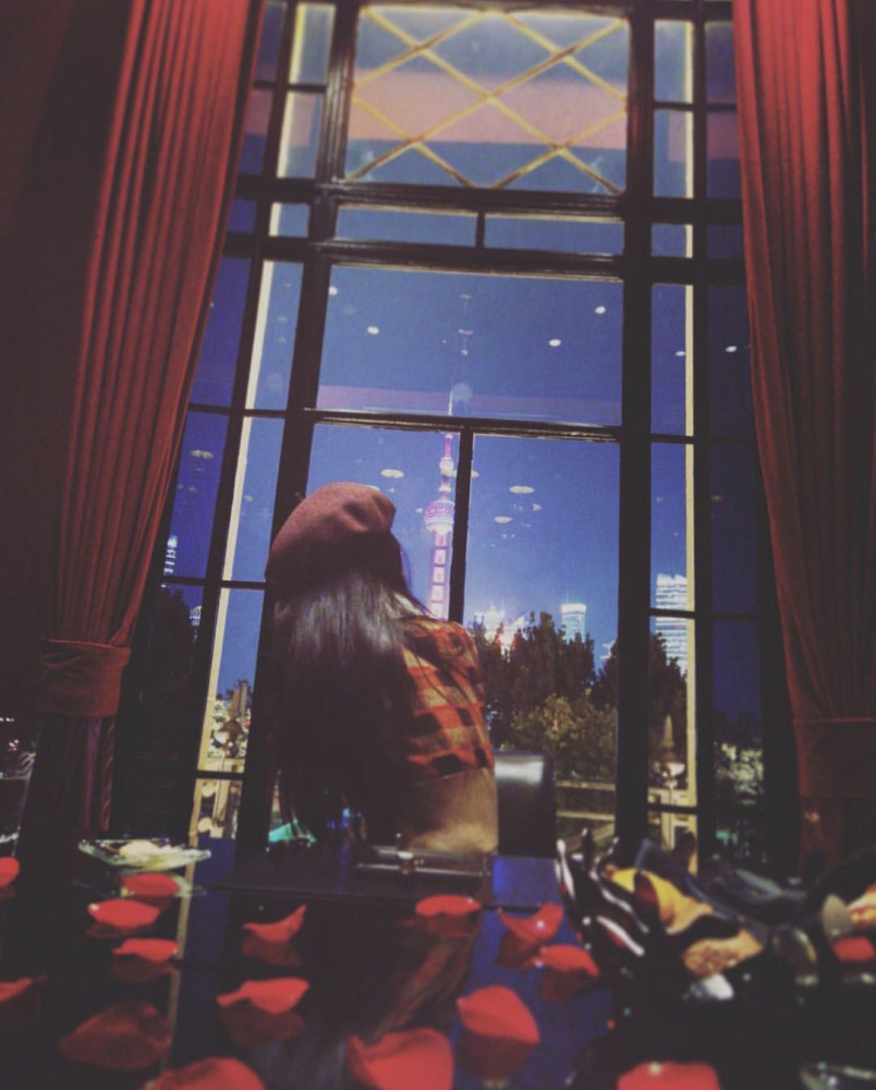 唐嫣|唐嫣晒玫瑰美照庆结婚两周年，罗晋忘开滤镜曝光她产后素颜