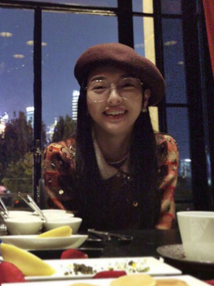 唐嫣|唐嫣晒玫瑰美照庆结婚两周年，罗晋忘开滤镜曝光她产后素颜