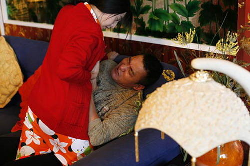 为了100000块钱,让医生改掉亲生儿子血型,欲望《苹果》迷失北京