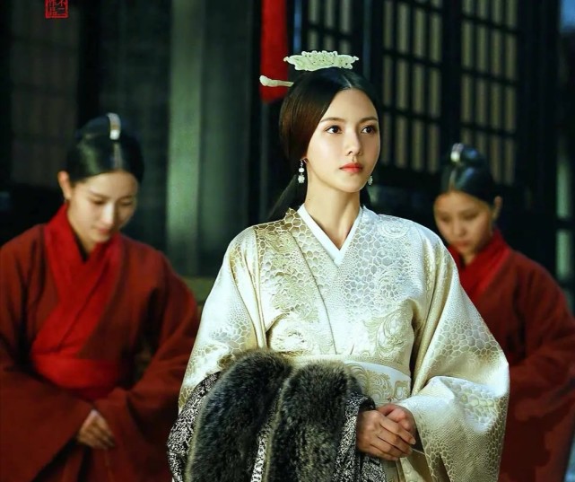 90后新星的金瀚凭借与赵丽颖合作电视剧而走红,女友张芷溪出道多年,曾