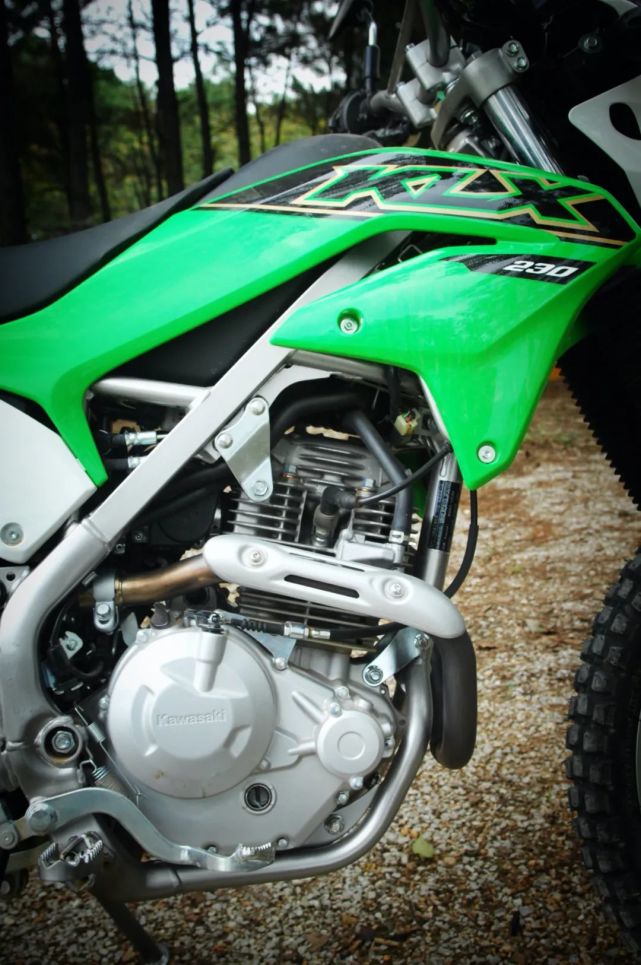 虽然排量只是比川崎那款广为人知的klx250小那么"一丢丢",但两款车的