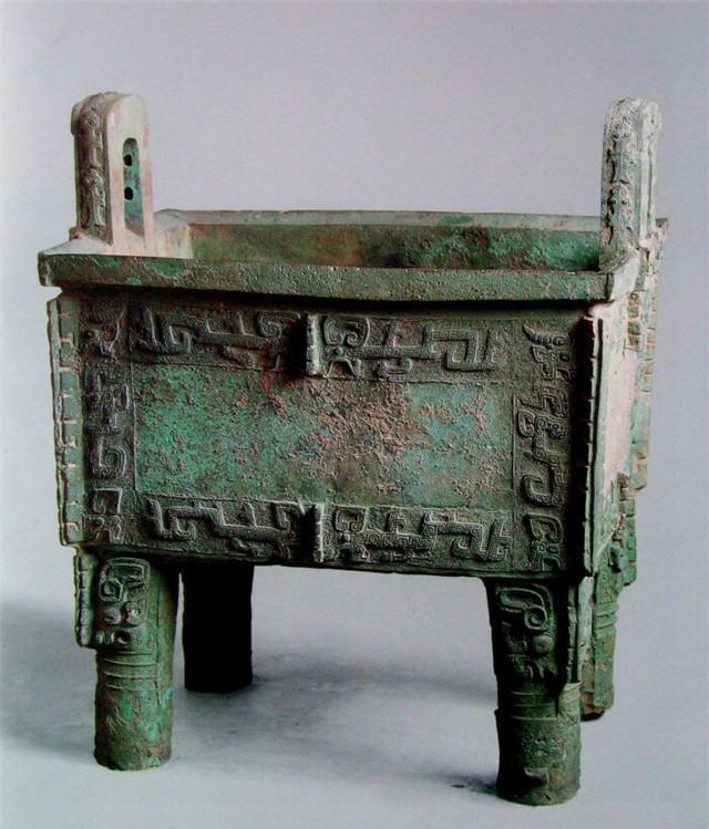 四足铸蝉纹,图案清晰.内壁"后母戊",苍劲有力,字形十分优美,锋起芒止.