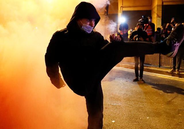 但官员们指责各种反政府的边缘团体和消除病毒的团体利用危机作为暴力