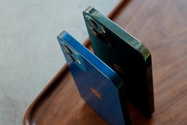 Iphone 12和12 Pro同框时 颜值差了多少 Iphone12 Iphone 12 Pro 12pro 颜值 Iphone