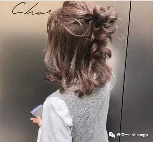 今年就比较流行这样的慵懒丸子头发型,整个头发显慵懒又很甜美