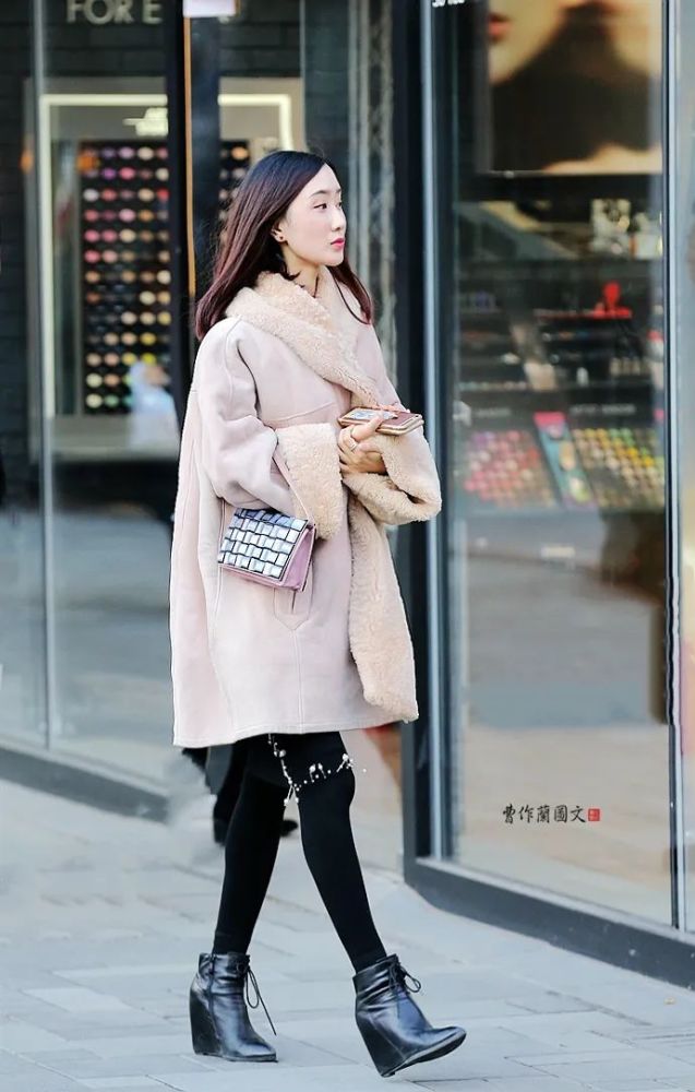 街拍:短靴,美女也要穿高跟