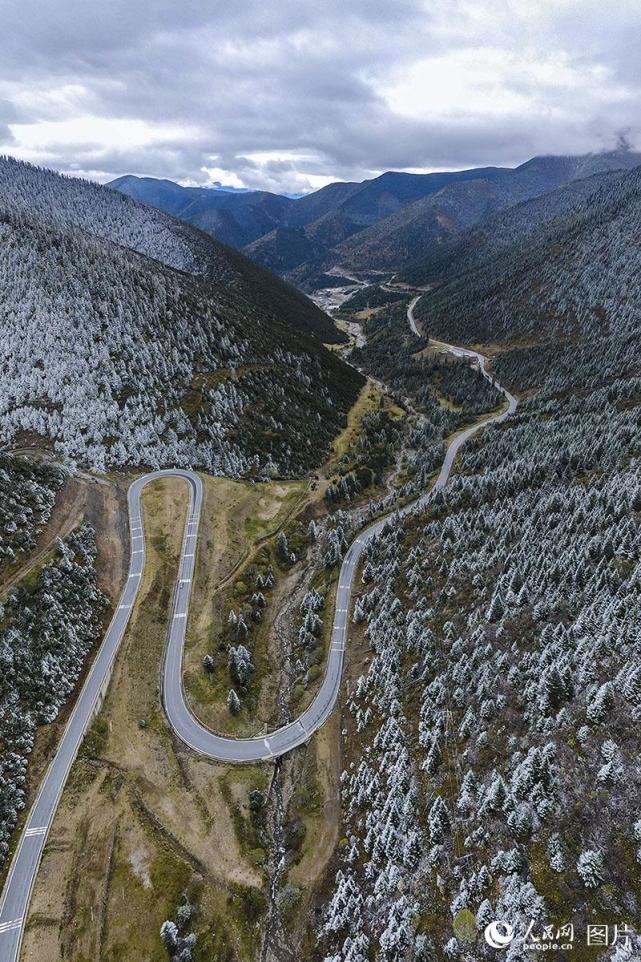 四川雅江天路十八弯银装素裹宛若童话世界