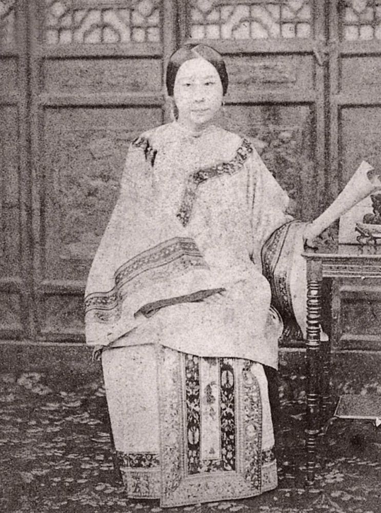 李鸿章想将自己漂亮的女儿许配给张佩纶,但夫人看张佩纶其貌不扬长相