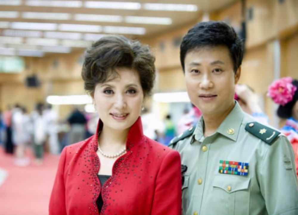 11页情书,狂追耿为华2年,郑佳得手后,为何又不顾挽留离婚?_腾讯新闻