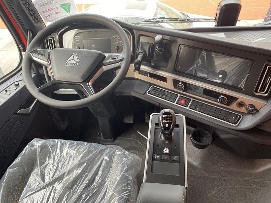 全新升级中国重汽豪沃th7系列牵引车亮相