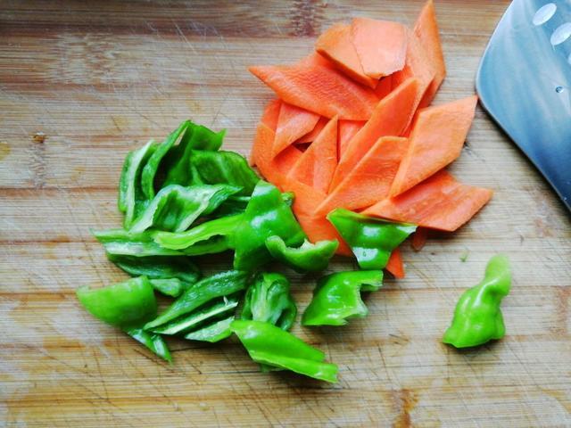 青椒|它具有一定的药用价值，还能抗衰老，但很多人不知道怎么挑选